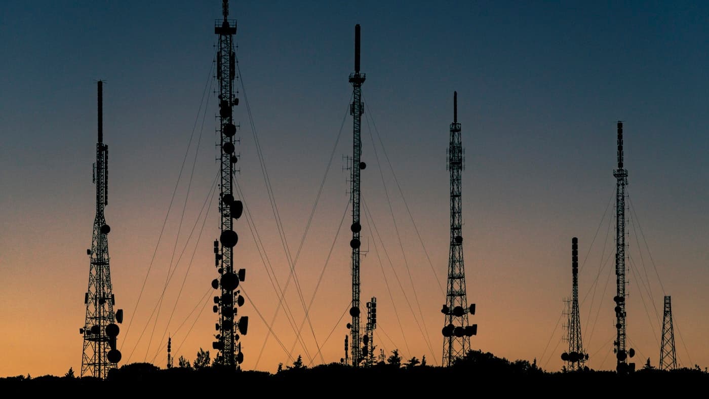Wireless broadband tower